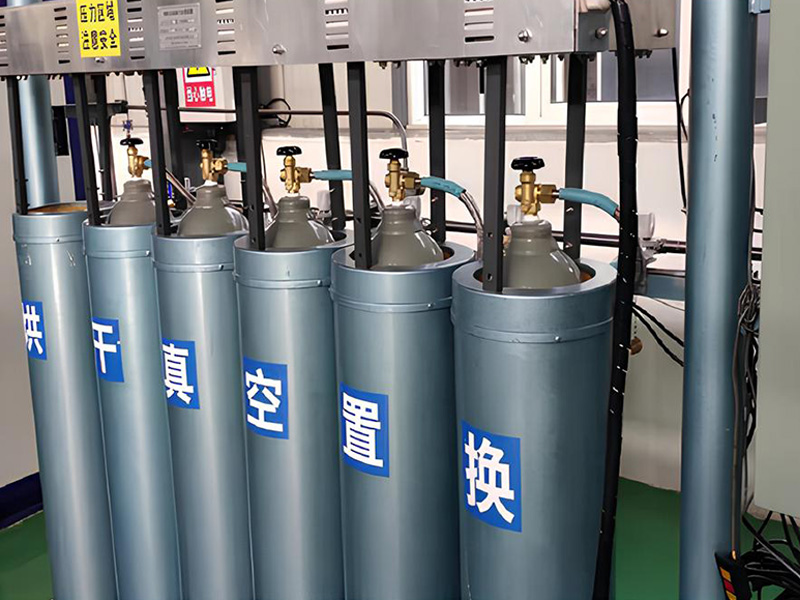 電子氣體級(jí)匯流排，自動(dòng)化控制加熱烘干真空置換裝置 2 套(6 工位，8 工位)可以同時(shí)處理 14 支直徑小于 250 的鋼瓶